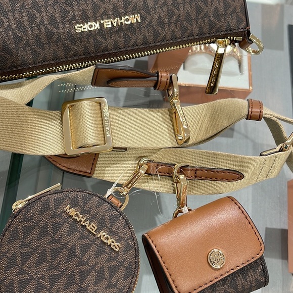 MICHAEL KORS
Jet Set Logo Crossbody Bag with Case Apple Airpods Pro®
Brown
NWT - Picture 15 of 16